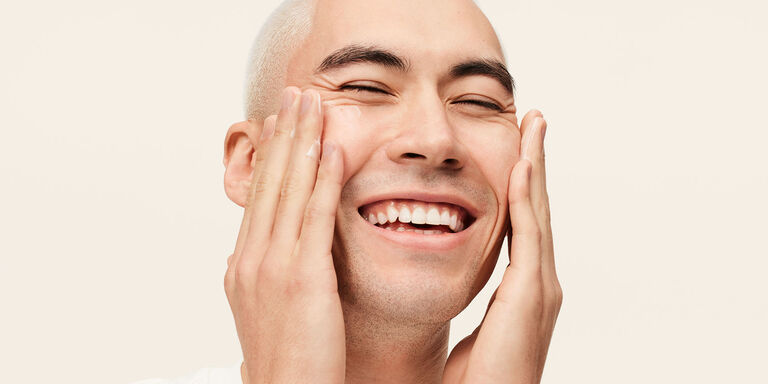 Modelo masculino aplicando la Loci&oacute;n Facial Hidratante Intensiva MK Men&reg; en el rostro
