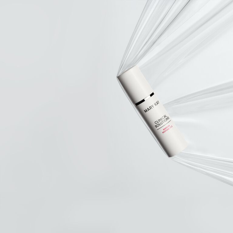 Frasco de Loci&oacute;n Facial Restauradora de Barrera 1:1:3 Mary Kay Clinical Solutions&reg; suspendido en una l&aacute;mina pl&aacute;stica transl&uacute;cida que representa una barrera cut&aacute;nea fuerte.