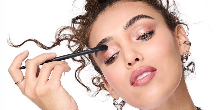Mujer difuminando la Sombra con Brillos para Ojos en Barra Mary Kay&reg; sobre el p&aacute;rpado.