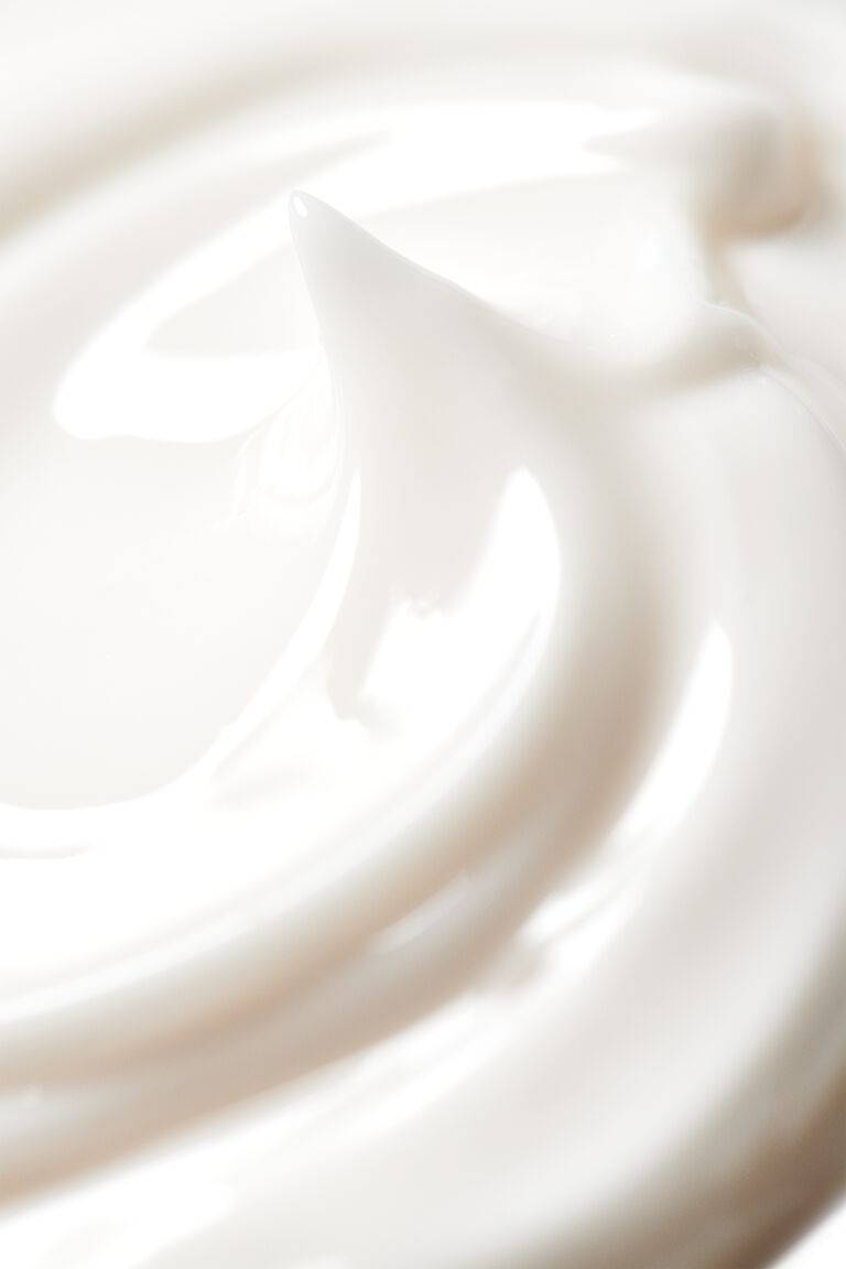 Toma macro de la textura de la Loci&oacute;n Facial Hidratante Intensiva MK Men&reg;