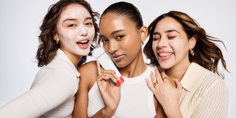 Dos mujeres con la mascarilla aplicada en el rostro y una sosteniendo el tubo de Mascarilla Hidratante cerca del rosto