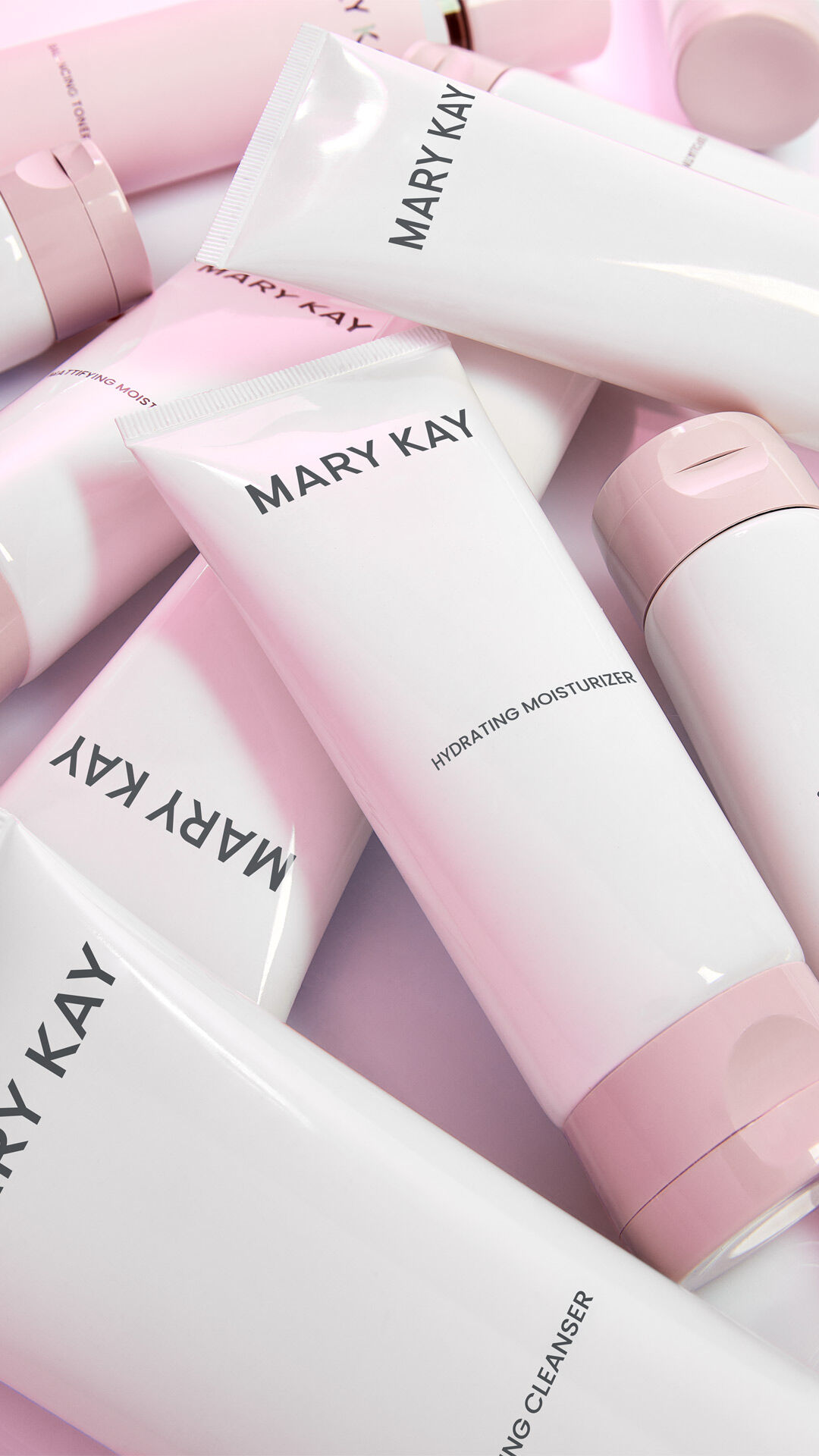 Tubos de limpiador, t&oacute;nico, exfoliante y humectante Mary Kay apilados uno sobre otros.