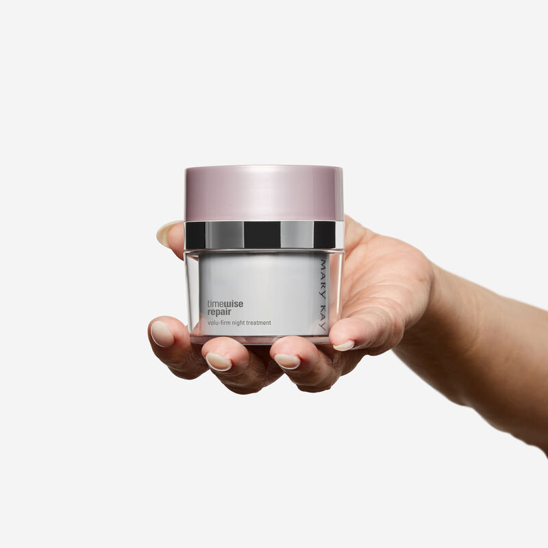 Hand holding Night Treatment jar image number null