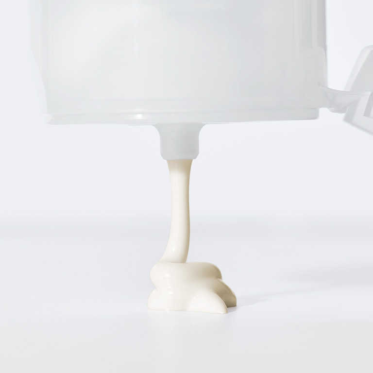 Protector Solar FPS 50+ Mary Kay&reg; siendo dispensado desde su empaque.