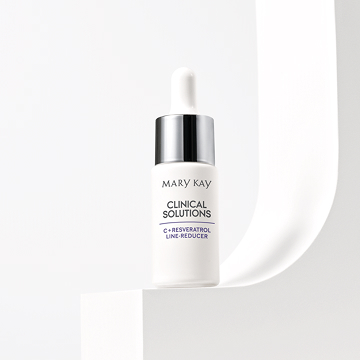 Frasco de Concentrado C + Resveratrol para Reducci&oacute;n de Finas L&iacute;neas Mary Kay Clinical Solutions&reg; sobre una repisa..
