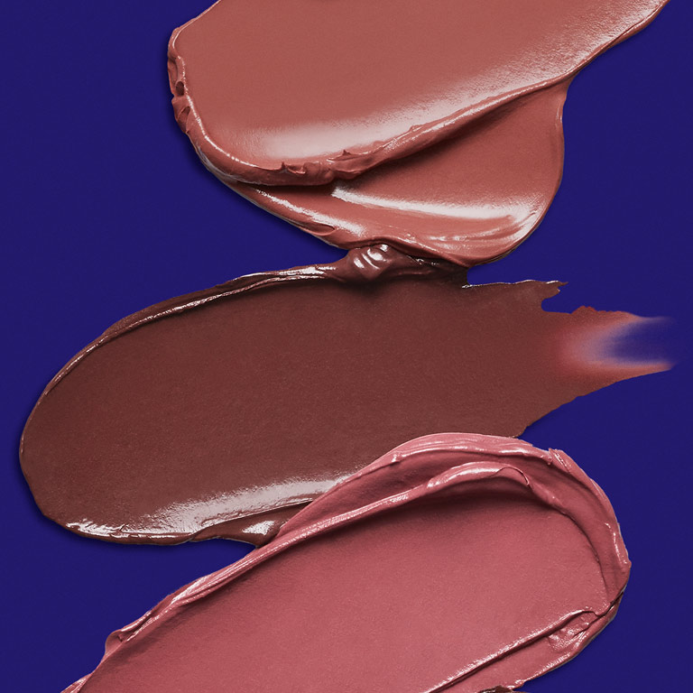 Muestra de textura de 3 tonos profundos y neutrales de L&aacute;piz Labial Hidratante Mary Kay&reg; Supreme