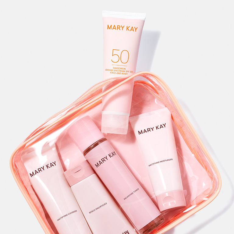 Set de cuidado de la piel Mary Kay&reg; en una bolsa rosa junto con el Protector Solar FPS 50+ Mary Kay&reg; para rostro y cuerpo.